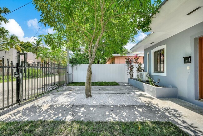 Foto del edificio - 6430 NE 1st Ct