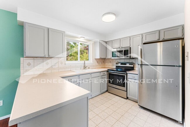 Foto del edificio - Spacious Home with Washer/Dryer and Centra...