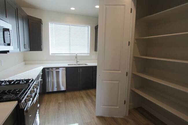 Foto del edificio - BRAND NEW: 2170+ SQFT and majestic VIEWS