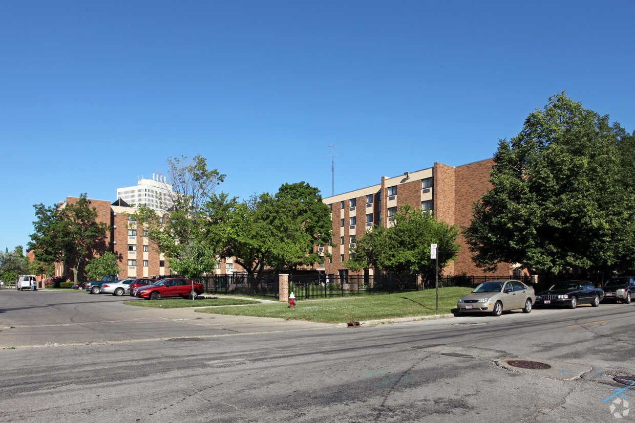 Primary Photo - Madonna Homes