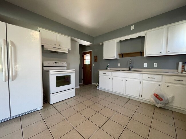 Building Photo - Two Bedroom Duplex in Portage