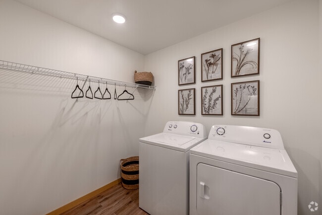 2BR, 2BA - 1,045SF - C - Laundry - Forest Creek Estates