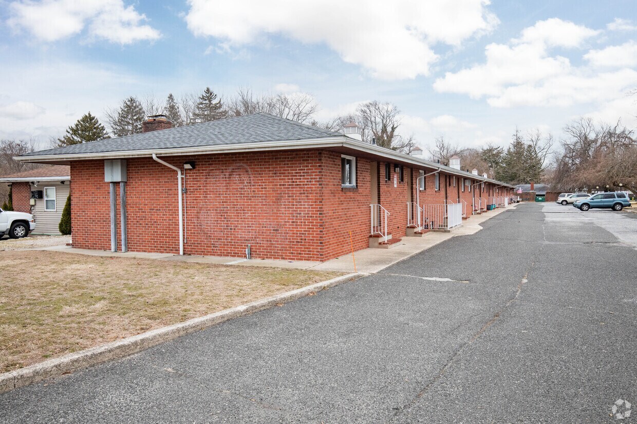 Building Photo - Lakebreeze Apartments