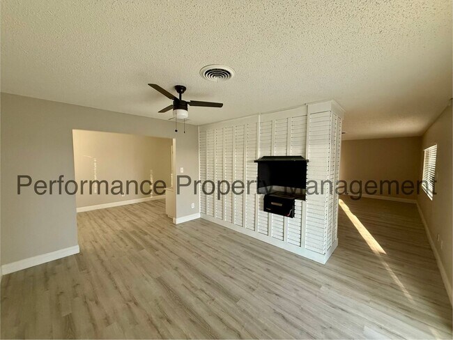 Foto del edificio - Beautiful 3 Bed/2 Bath NE Bakersfield Home w/ Pool, Solar & $0 Deposit Option