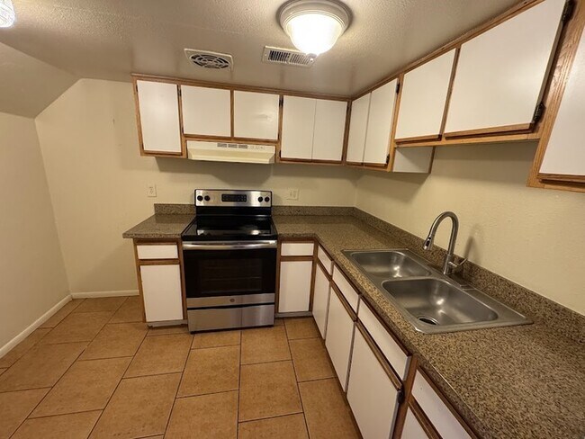 Foto del edificio - Holiday Gardens Townhome