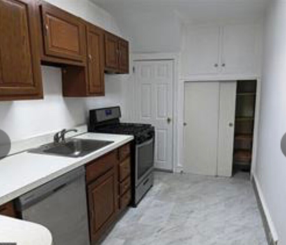 Foto del edificio - 831 Elkins Ave