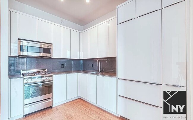 Building Photo - Luxury living - Great Deal - Massive space...