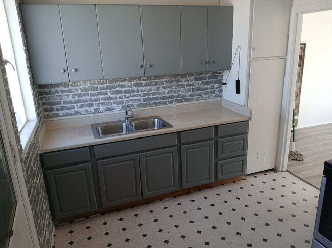 Building Photo - 300 Maxine Ave