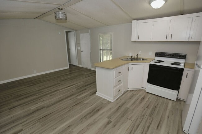 Building Photo - 2 Bed & 1 bath Trailer in Jville!