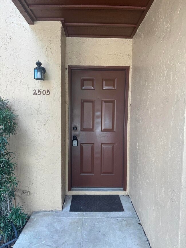 Building Photo - 2505 Lakeview Cir