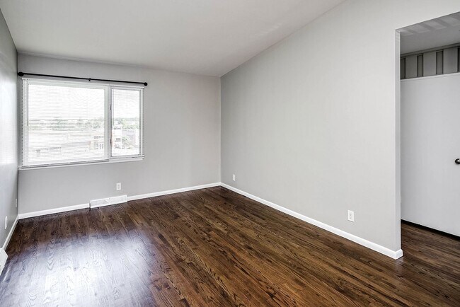 Foto del edificio - Top-Floor 2-Bedroom Apartment with Vaulted Ceilings!