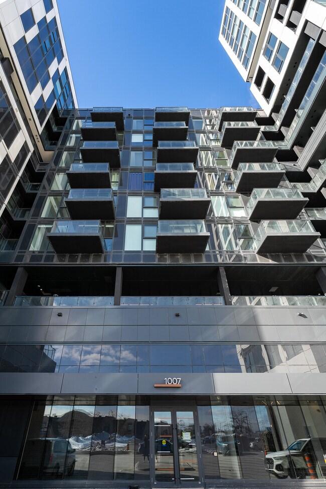 Photo du bâtiment - 1007 The Queensway