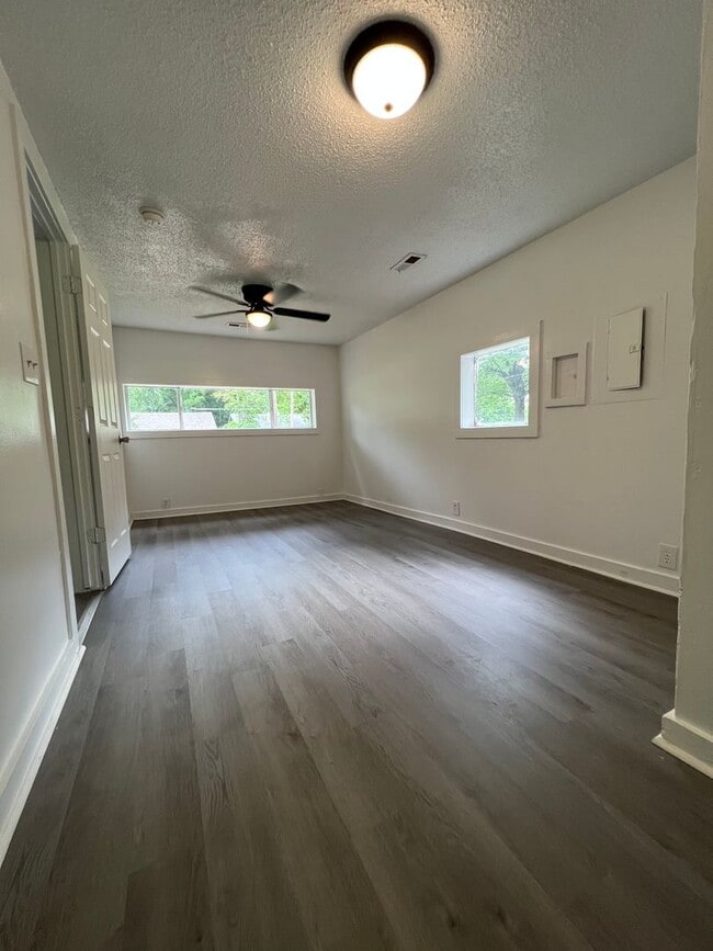 Building Photo - Available Now 2 bedroom 1 bath!