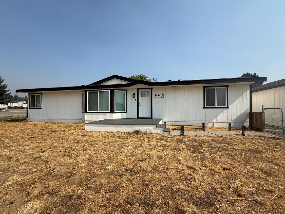 Foto principal - Now renting 3 bedroom House