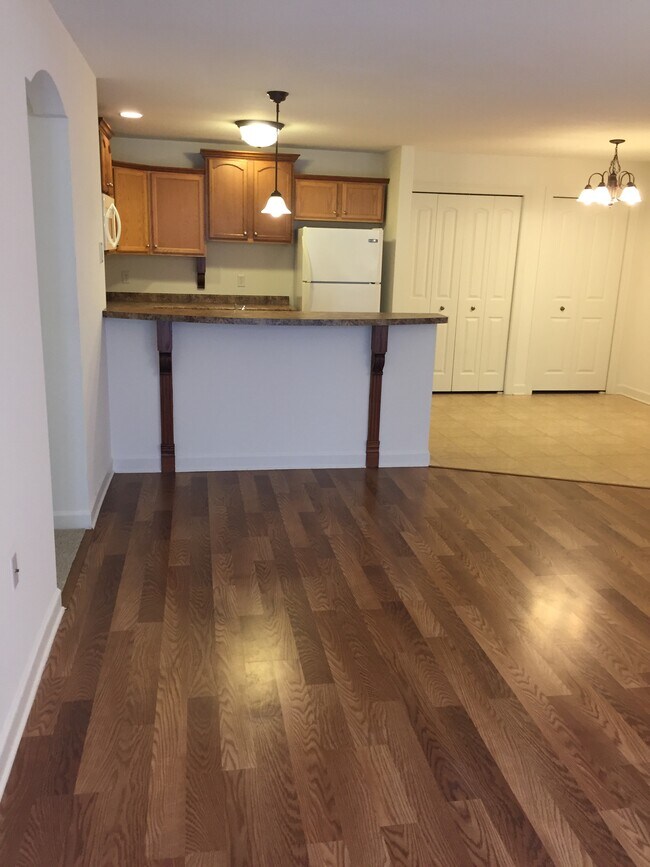 Building Photo - 2724 Hidden Dr