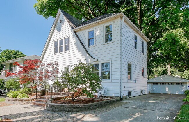 Building Photo - 526 S Knollwood Dr