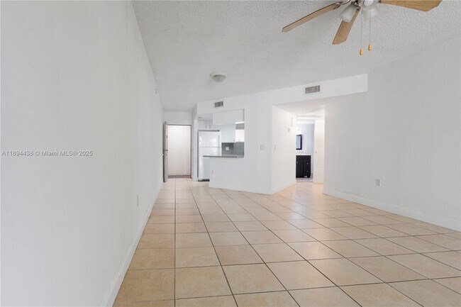 Foto del edificio - 8225 Lake Dr