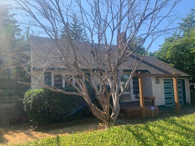 Foto del edificio - Colonial Style Home on Park-Like Grounds