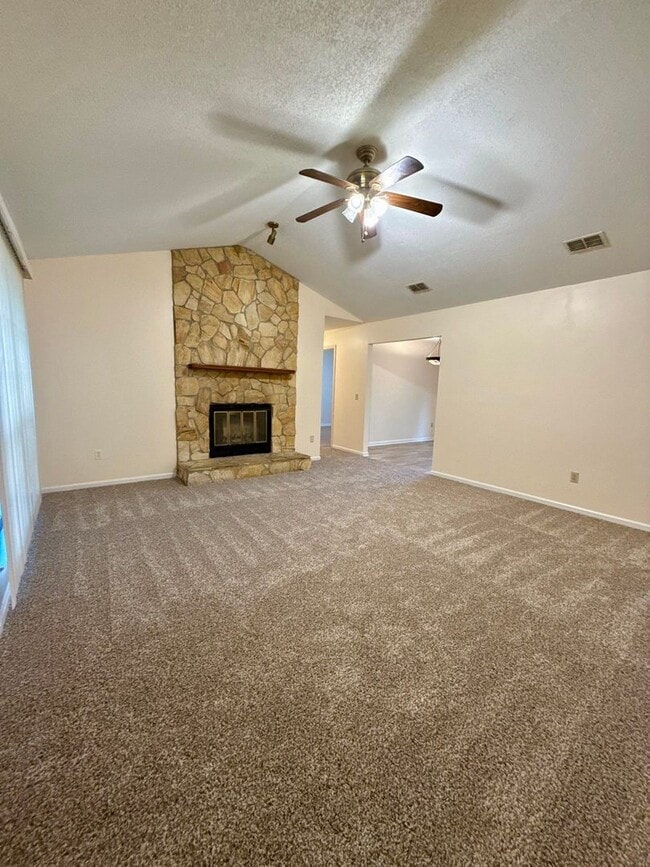 Building Photo - Great Three Bedroom Two Bath Home in Great...