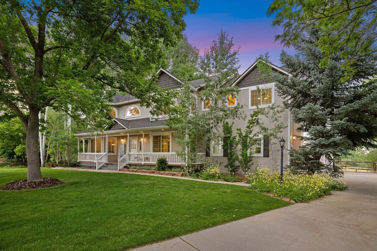 Primary Photo - Majestic 5 Bedroom 4 Bath - Brittany Place...