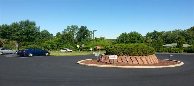 Foto del edificio - 22 Knolls Rd