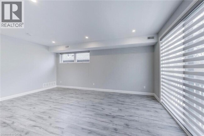 Photo du bâtiment - 347 Charlton Ave W