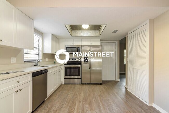Building Photo - 5 Bedroom Pet-Friendly Home in Brandon, FL with Main Street Renewal