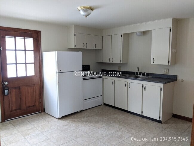 Building Photo - 13 Hemlock St