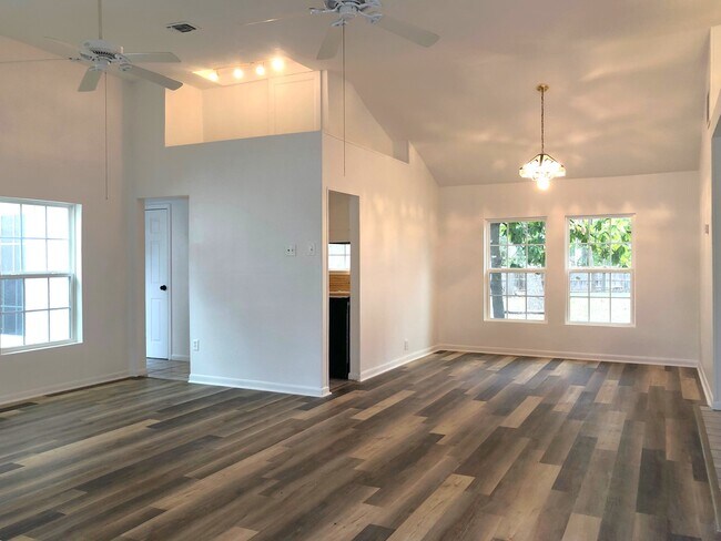 Building Photo - 302 Pecan Dr