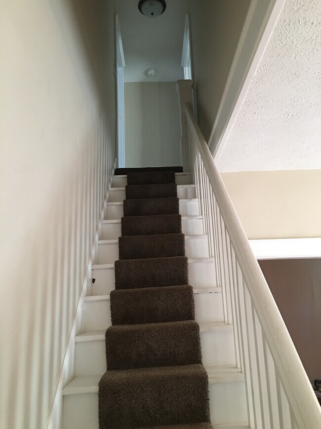 Escaleras - 2712 S Moreland Ave