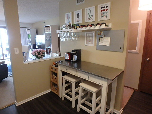 mesa alta de cocina - 121 S Washington Ave