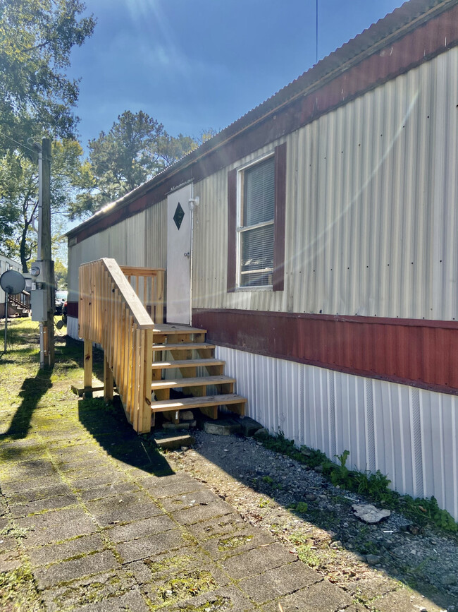 Building Photo - South Dixie Highway Trailer Park