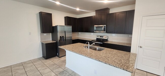 Foto del edificio - 5-Bedroom 3-Bathroom Home Walking distance to USAA and just mins from Medical Center and UTSA