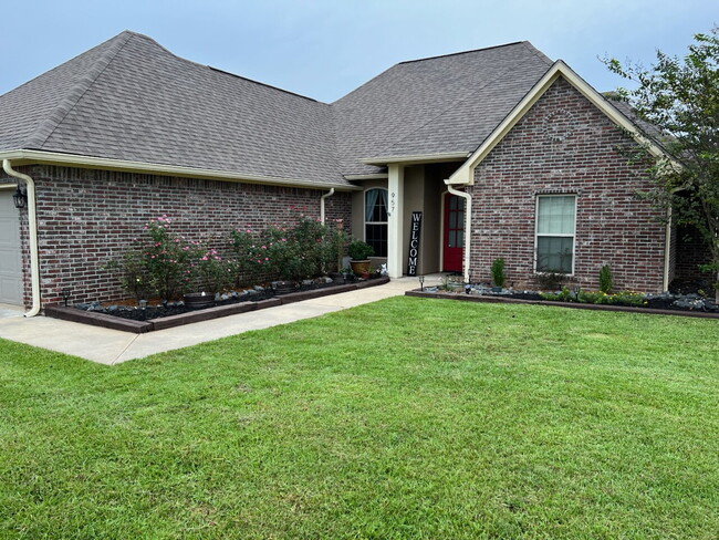 Foto del edificio - 4 bedroom, 2 bath house on 1 acre, 10 minu...