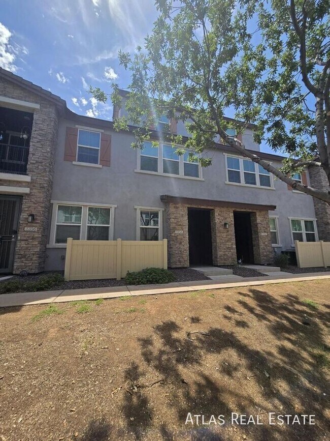 Foto del edificio - 2354 E Huntington Dr