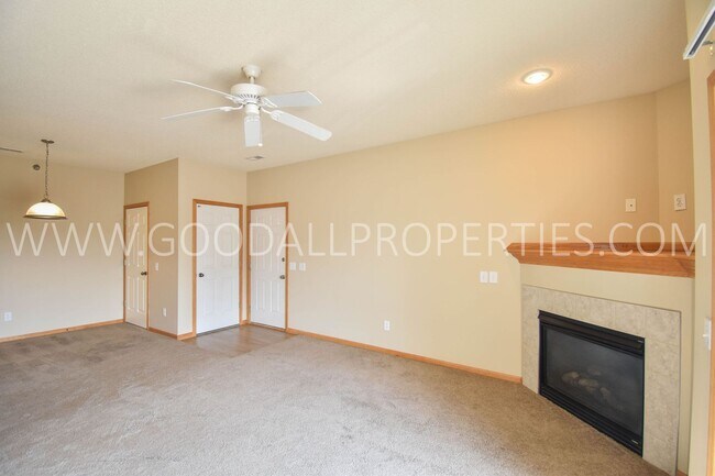 Foto del edificio - 3 Bedroom 2 Bath Condo with 1 car detached garage !