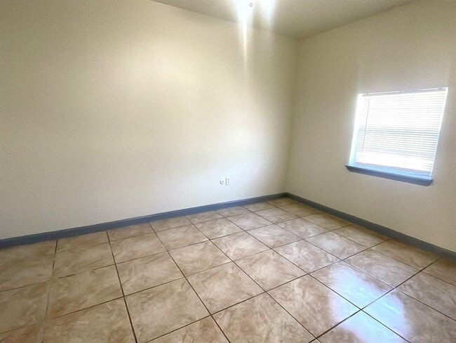 Building Photo - 1802 N Wayside Dr