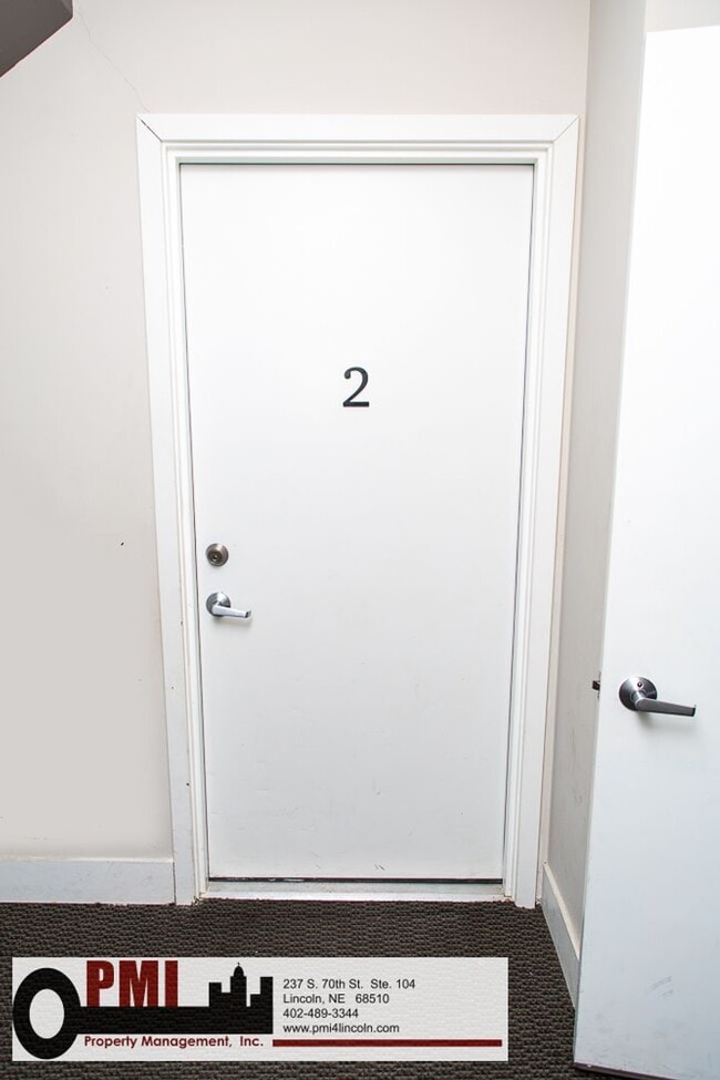 Building Photo - 2 Bedroom and 1 Bathroom Apartment Availab...