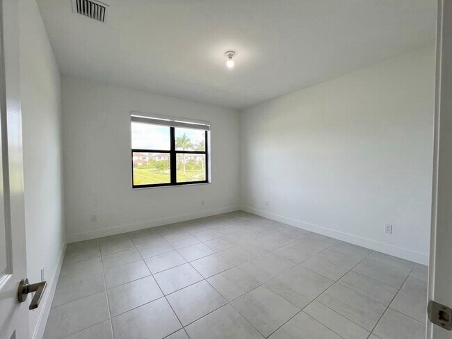 Foto del edificio - 5553 Quiet Lake Pl