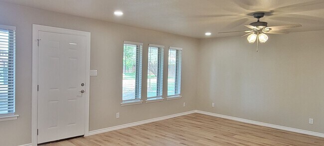 Foto del edificio - UPDATED COLONIAL PARK CONDO