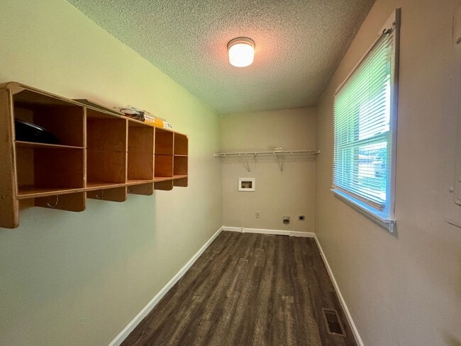 Building Photo - Move-in Ready!