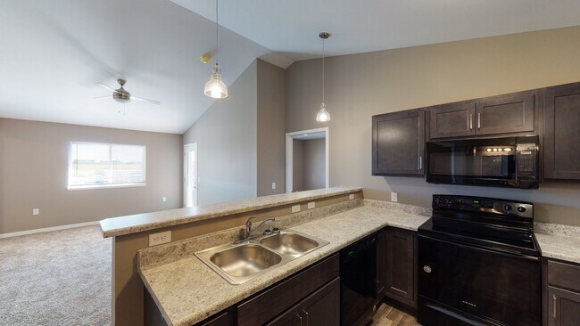Kitchen - Pinnacle Point Apartments