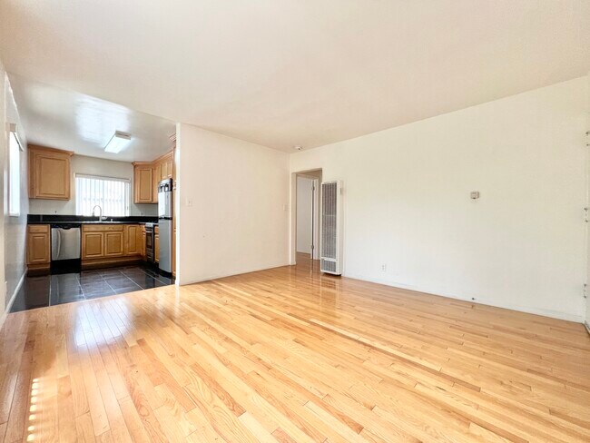 Building Photo - 4971 1/4 Franklin Ave Los Angeles, CA 90027