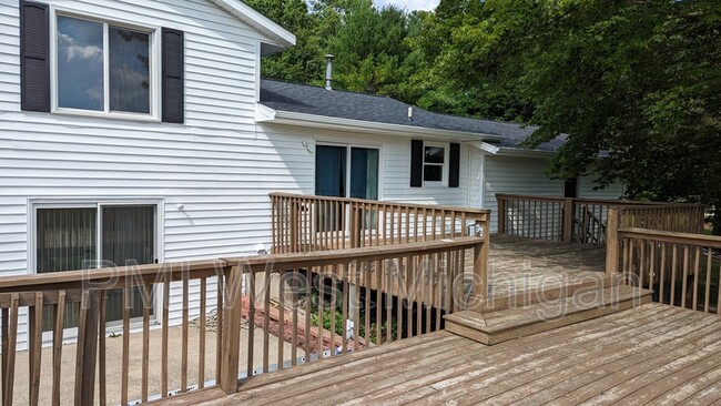 Building Photo - 12215 Oakwood Shores St