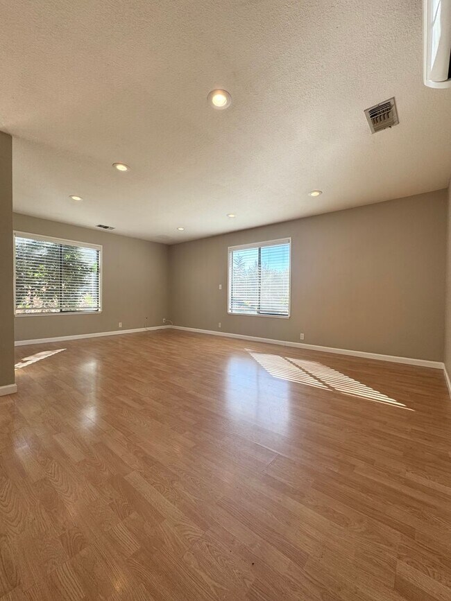 Building Photo - Beautiful home in Parkwood Estates