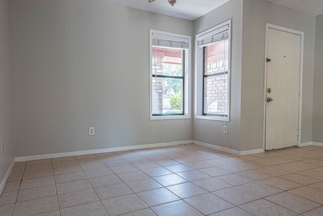 Foto del edificio - 7410 Songwind Ln