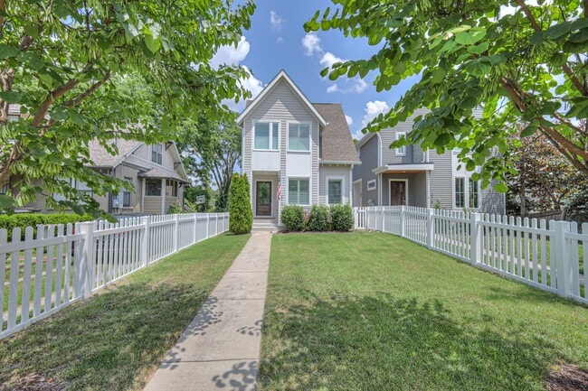 Building Photo - Luxurious 4BR Home Close to 12 South