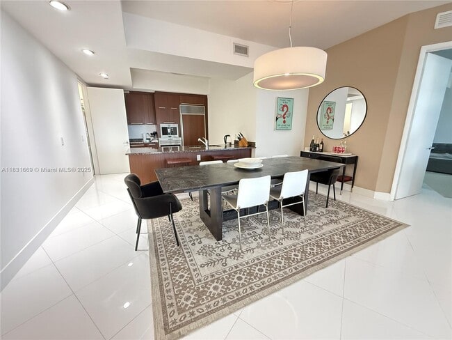 Building Photo - 15811 Collins Ave