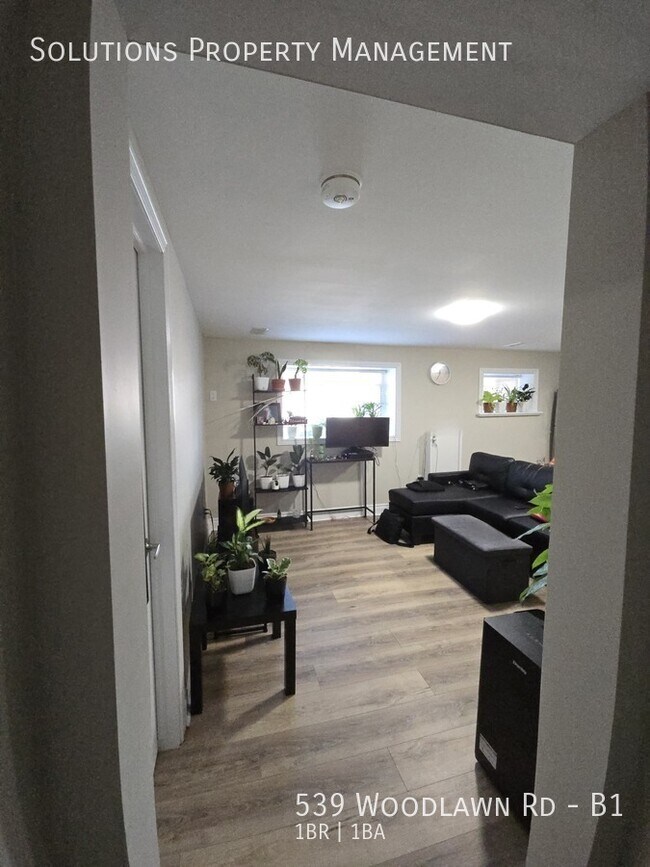 Photo du bâtiment - **Bright 1 Bedroom Basement Unit**