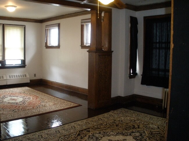 Foto del edificio - 3372 N Oakland Ave